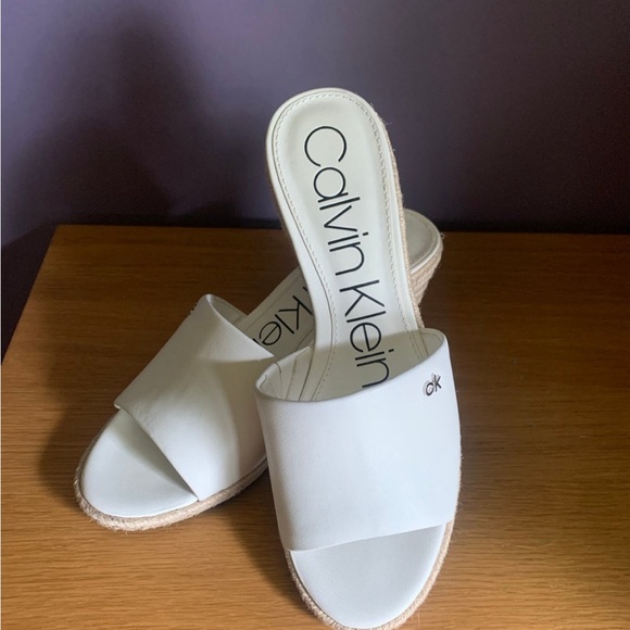 NEW size 7 1/2 Calvin Klein White wedges. - Picture 4 of 6